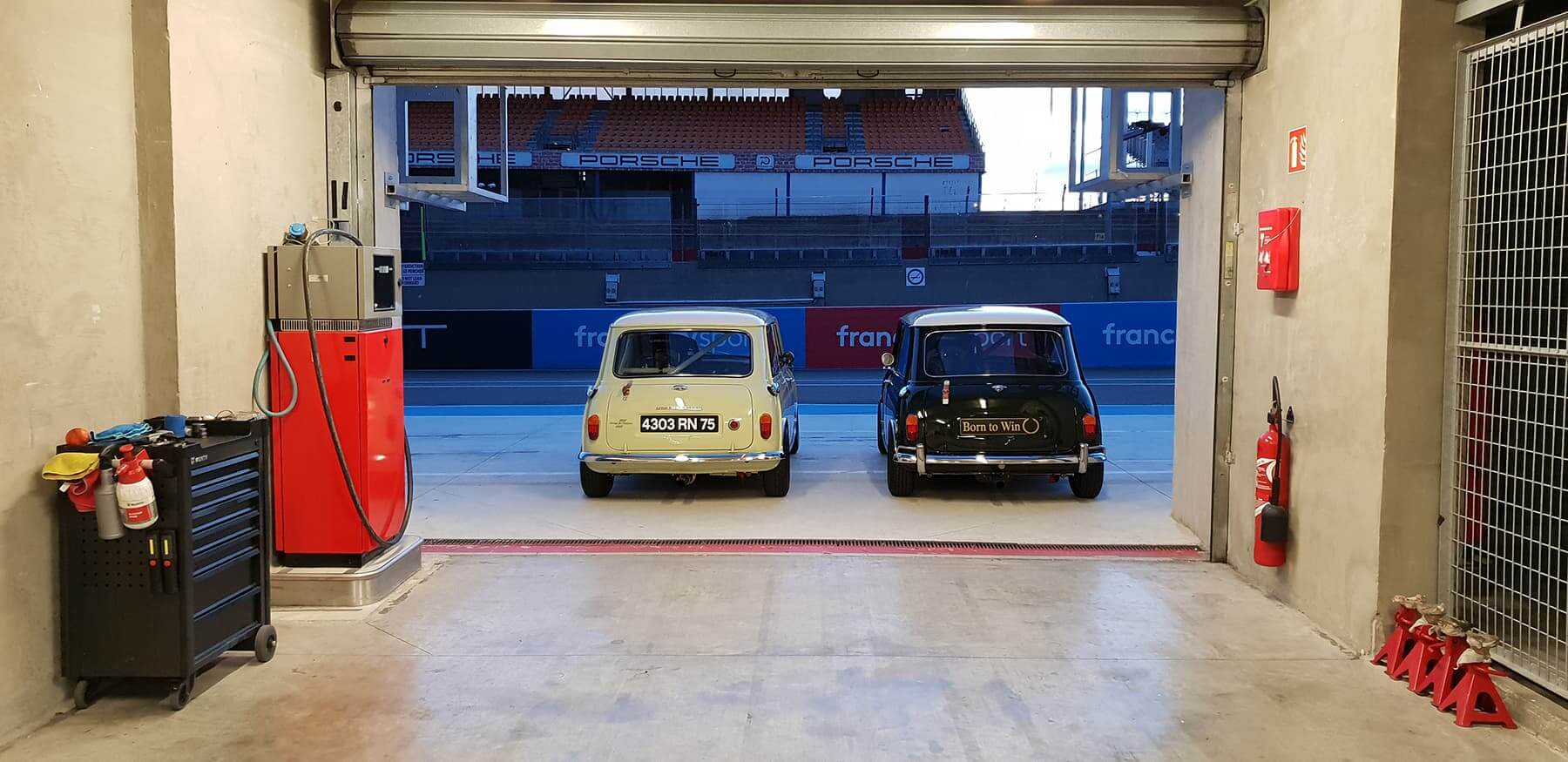 Circuit de course, vehicules-garages