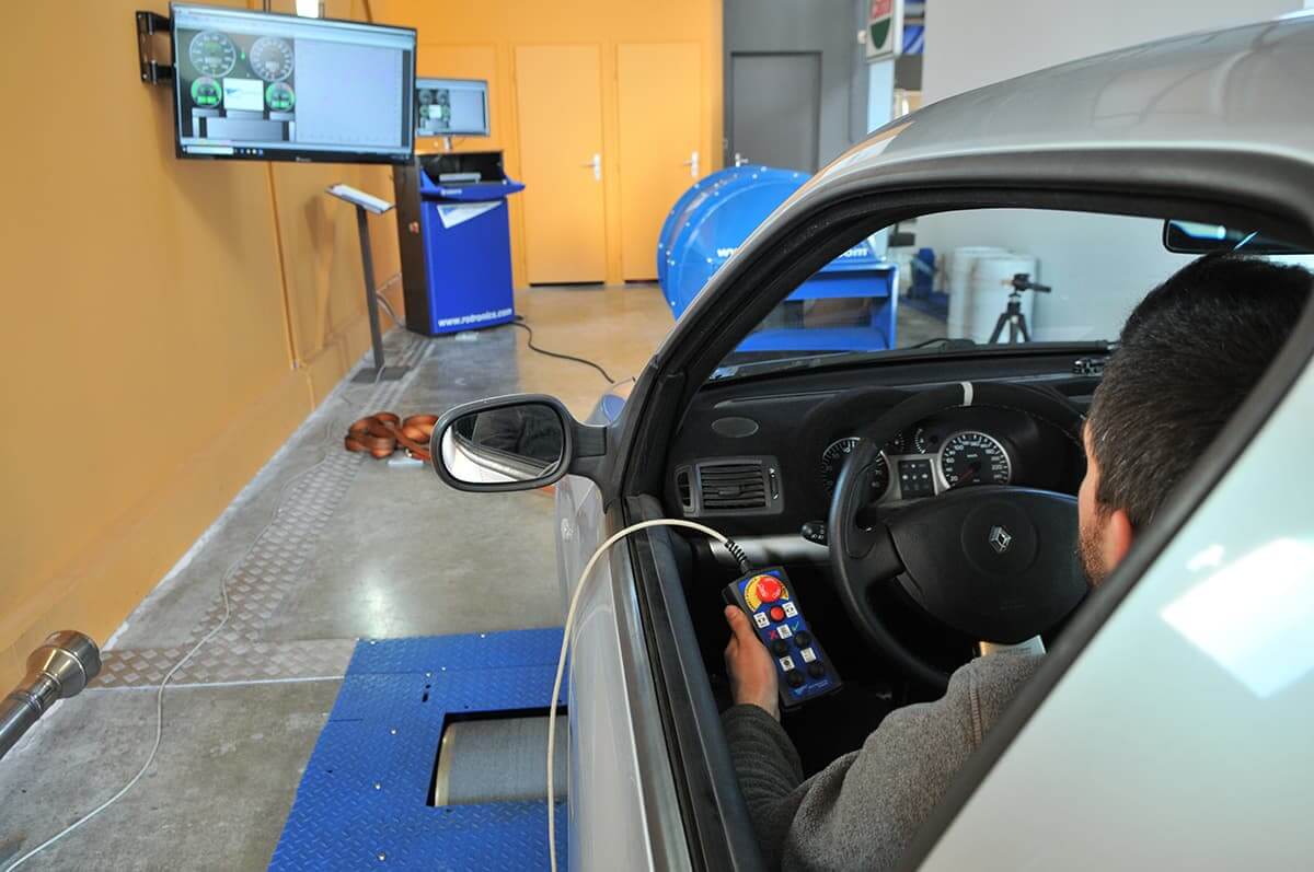 Véhicule sur le banc d'assai Rotronics au Garage des Damiers