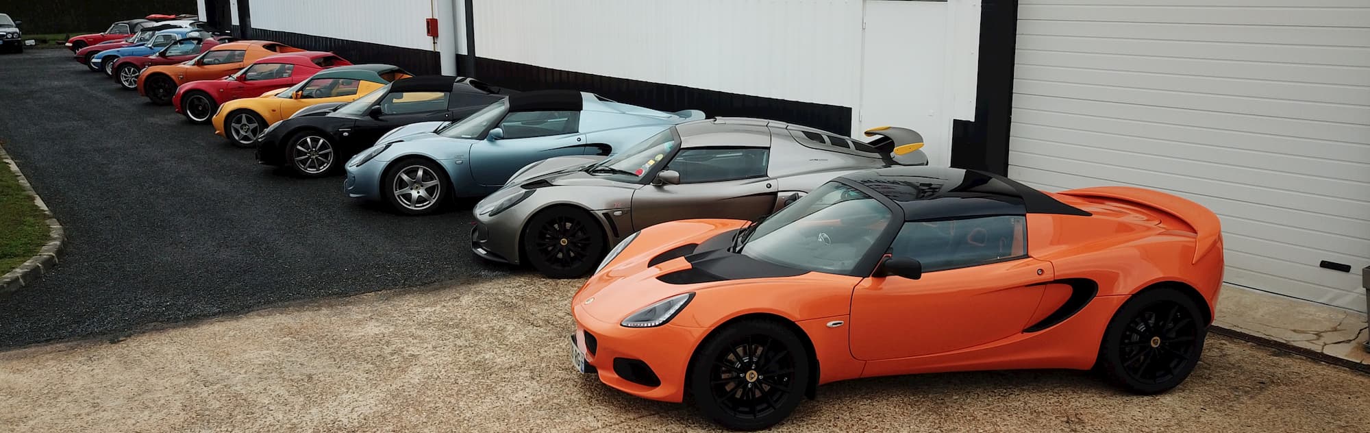 Club Lotus France - Voiture de collection devant le Garage des Damiers