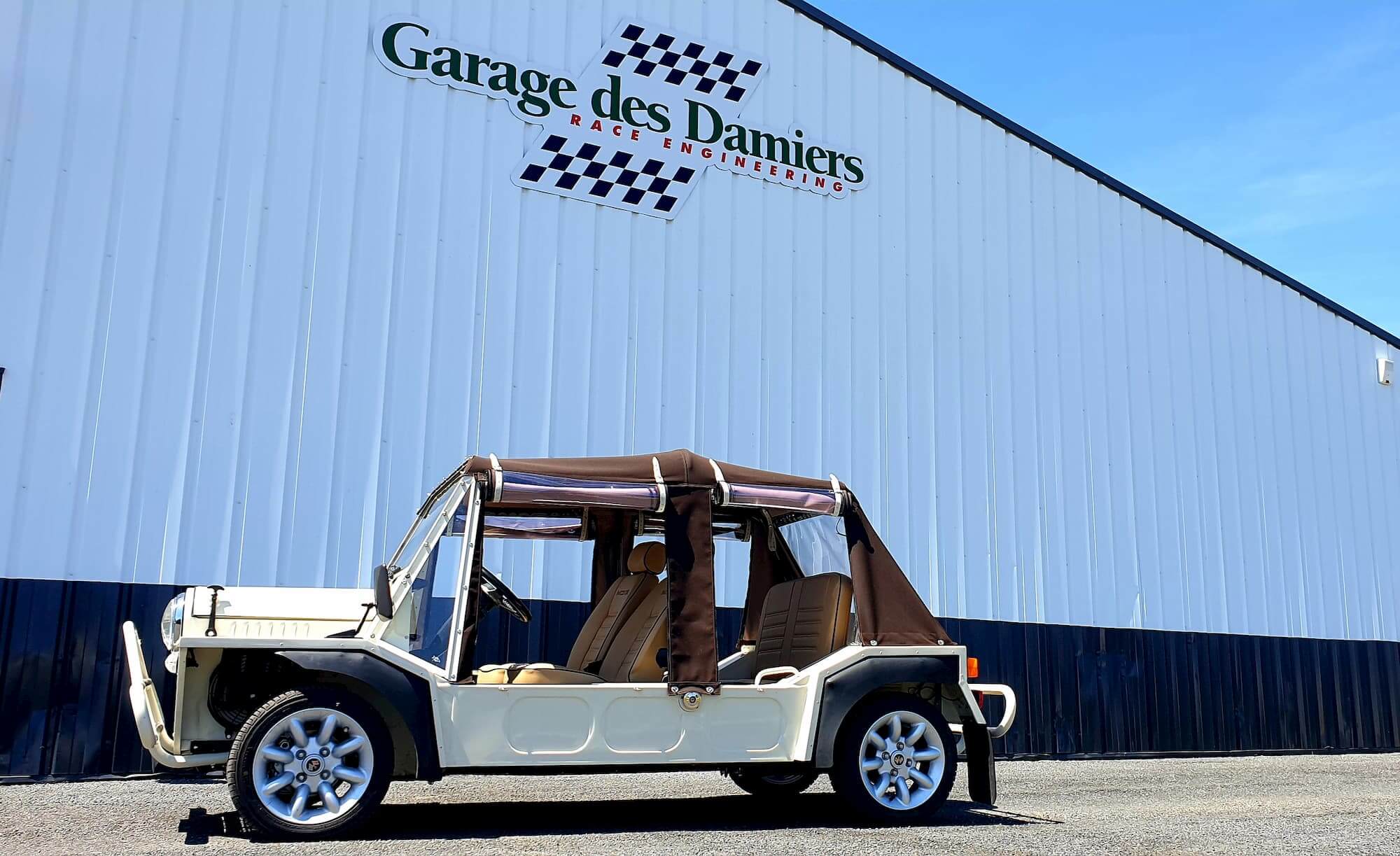 Mini Moke devant le Garage des Damiers, spécialiste mini et voiture ancienne