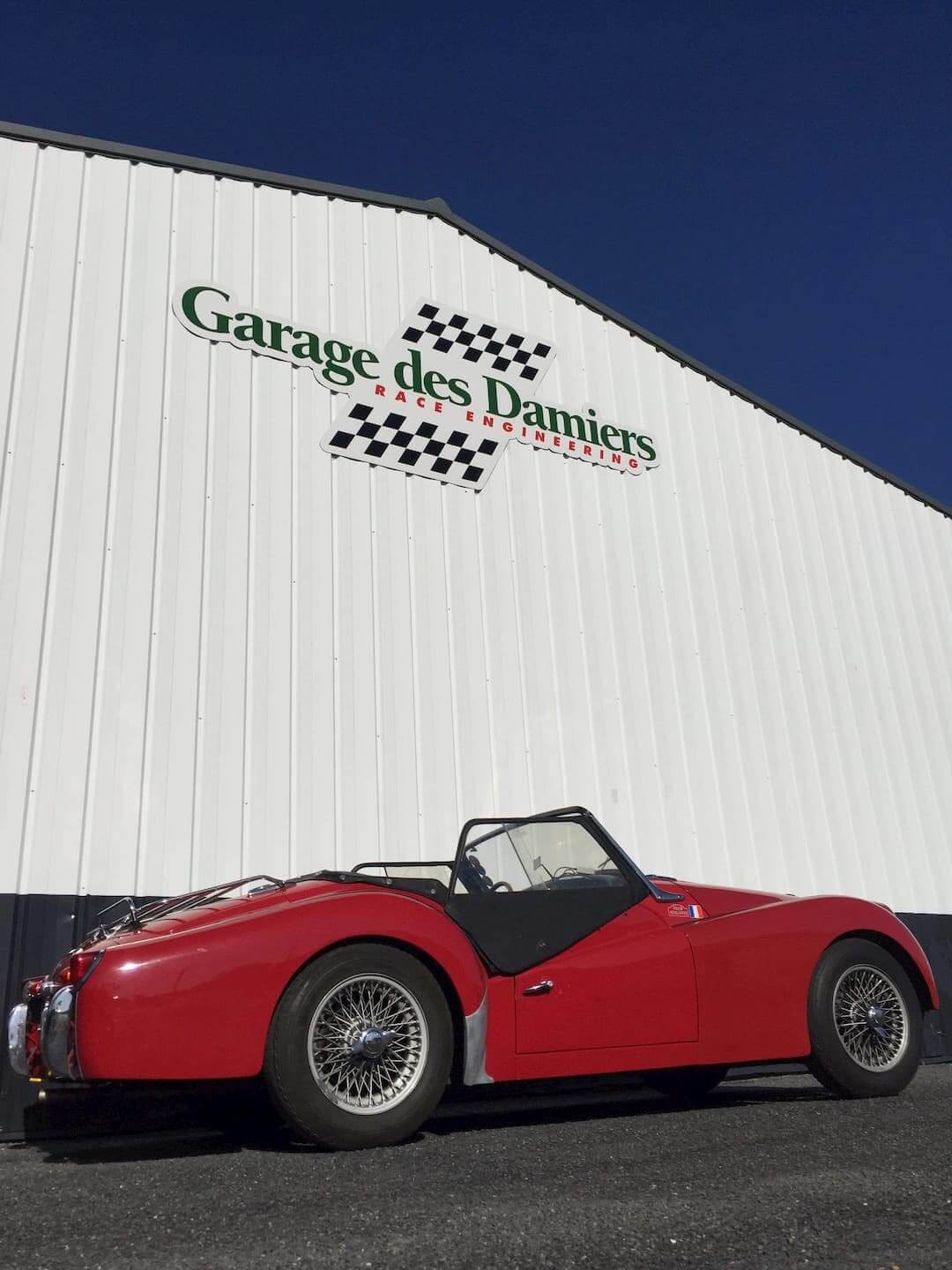 Triumph à l'atelier mécanique du Garage des Damiers - British cars