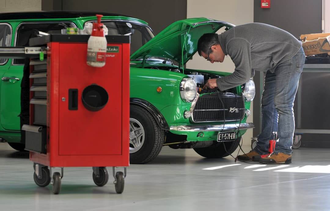 Austin mini innocenti, vintage car à l'atelier mécanique du Garage des Damiers