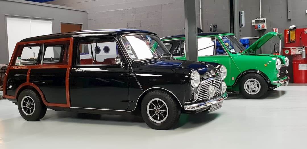 Austin mini break innocenti à l'atelier mécanique - Vintage cars