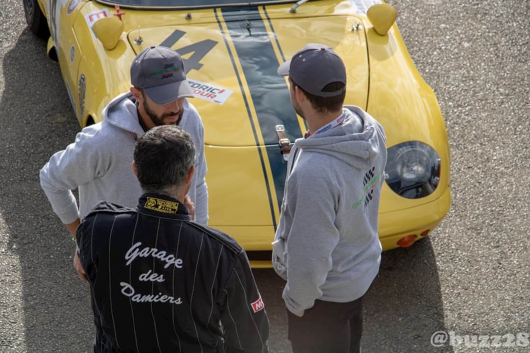 Circuit de course, vehicules-garages