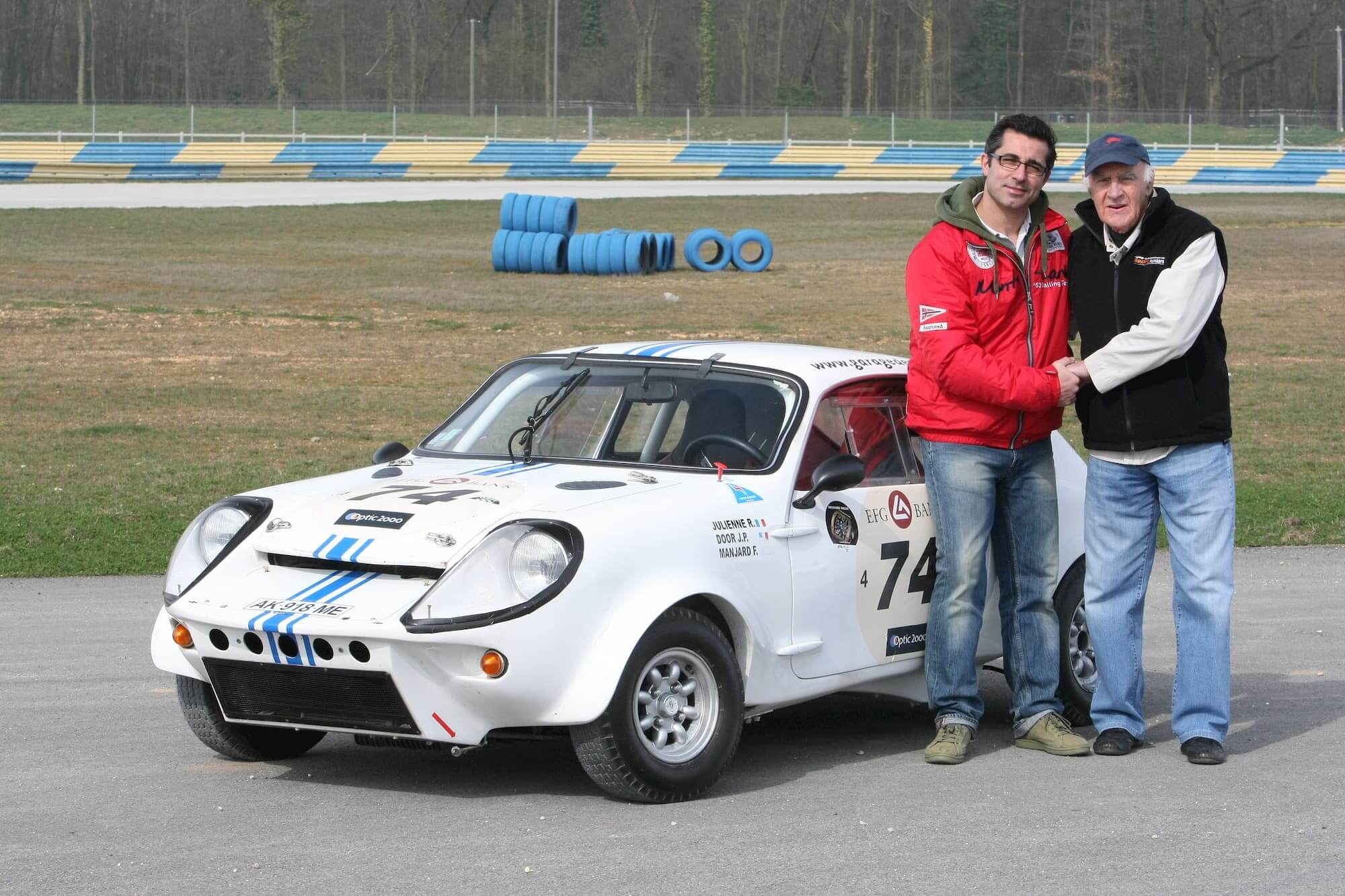 Grégory Carini et Rémy Julienne devant la Mini Marcos - Racing engineering