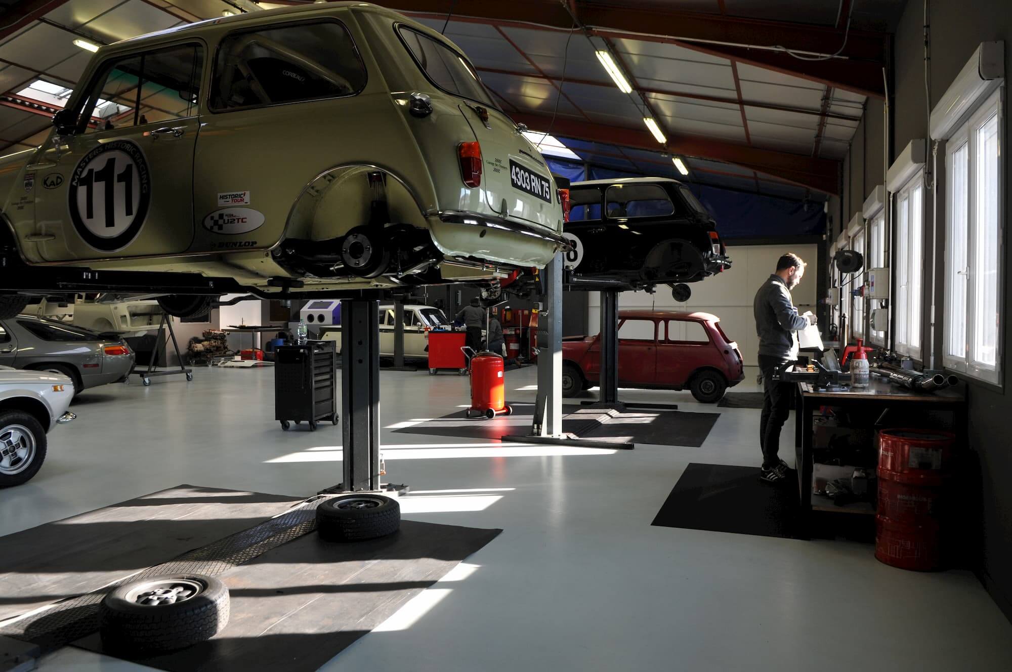 Mini Austin à l'atelier mécanique du Garage des Damiers - Course automobile