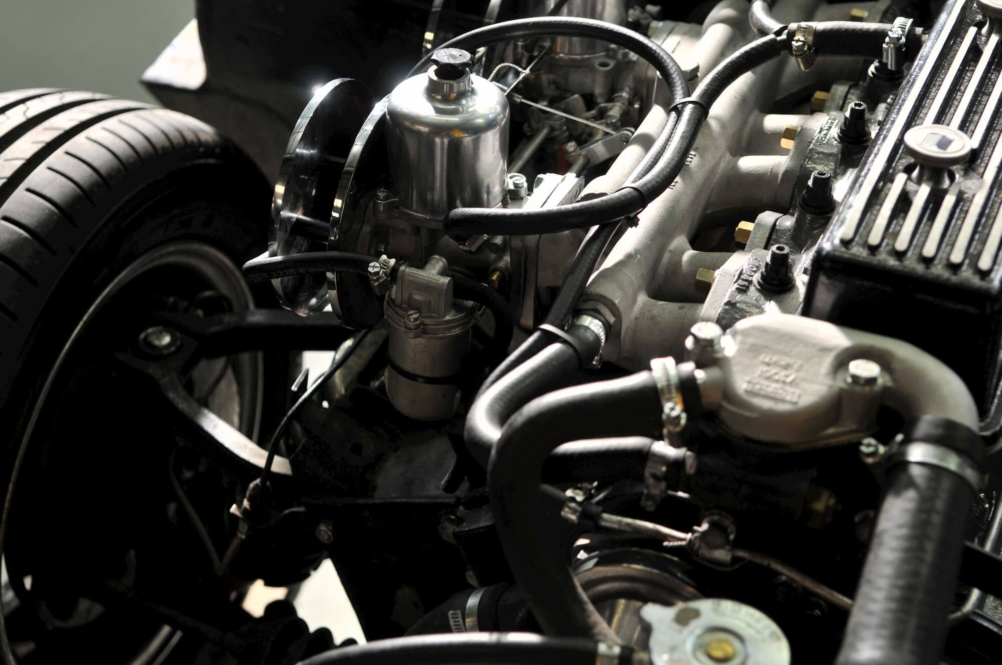 Triumph GT6 à l'atelier mécanique du Garage des Damiers - Old british cars