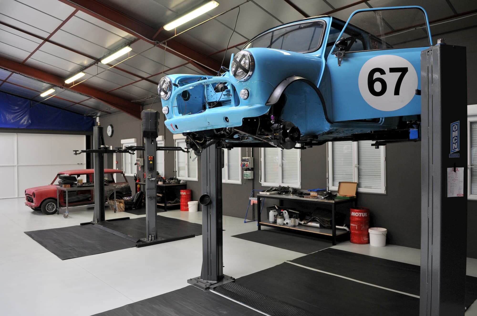 Austin Mini voiture de collection - préparation pour la course automobile