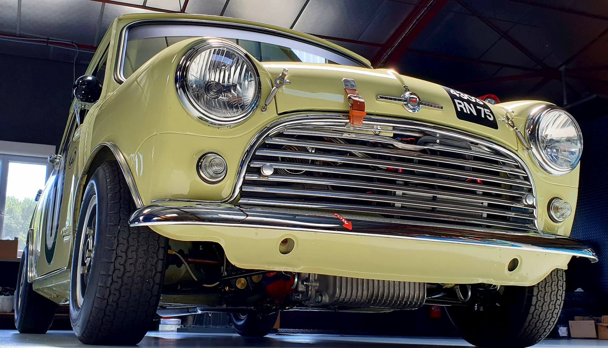 Austin Mini Cooper S, born to win - Historic Tour - british racing car