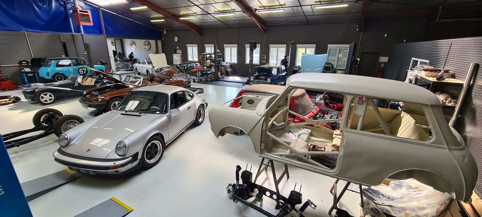 Garage des Damiers - Atelier mécanique - Restoration voitures anciennes - 1275 GT - Porsche 911 - Voitures anglaises
